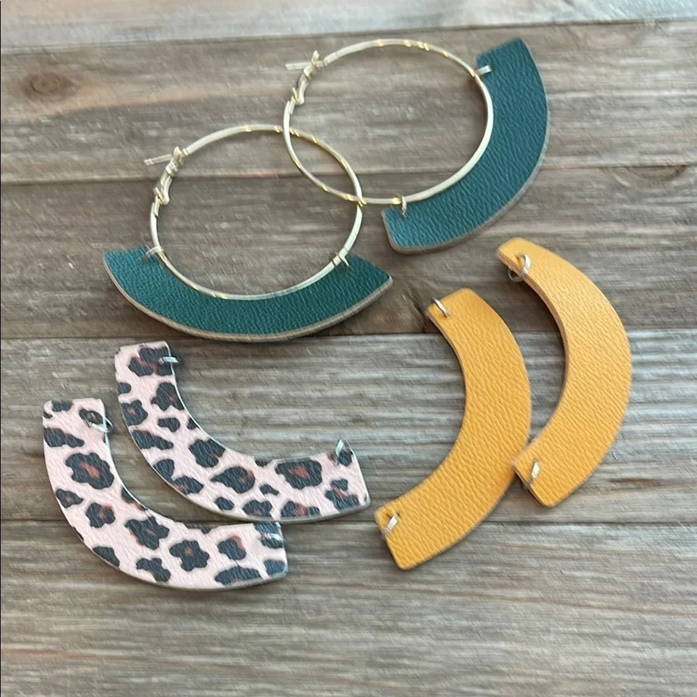 ❄️ Plunder Gold and Green Crescent Earrings